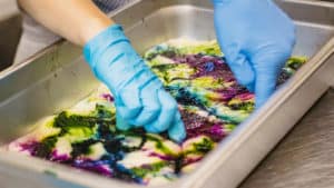 Dyeing complex colourways on yarn