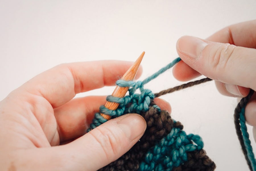 Alternating yarns in a knitting project