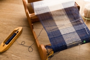 82103 CWWRH rigid heddle clasped weft bobbin Wood